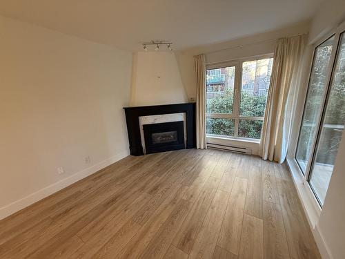 3 1508 Blackwood Street, Surrey, BC - Indoor Photo Showing Living Room With Fireplace