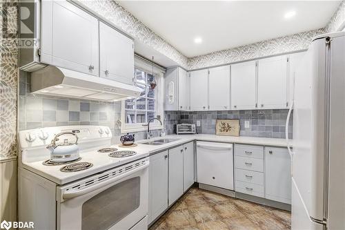 4198 Treetop Crescent, Mississauga, ON - Indoor Photo Showing Kitchen With Double Sink