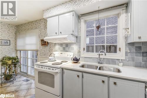 4198 Treetop Crescent, Mississauga, ON - Indoor Photo Showing Kitchen With Double Sink