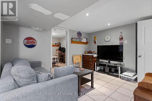 1402 Simcoe Street S, Oshawa (Lakeview), ON - Indoor Photo Showing Living Room