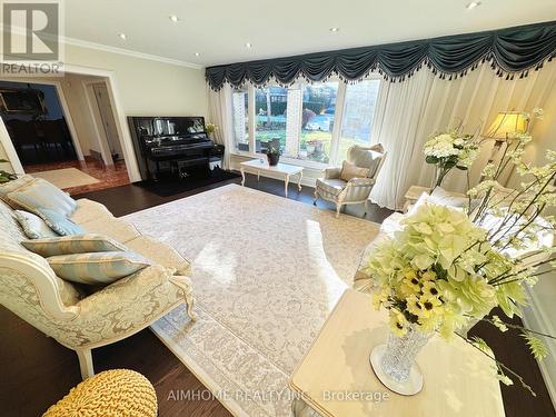 62 Blue Forest Drive, Toronto, ON - Indoor Photo Showing Living Room