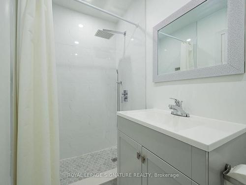 570 Louis Dr, Mississauga, ON - Indoor Photo Showing Bathroom