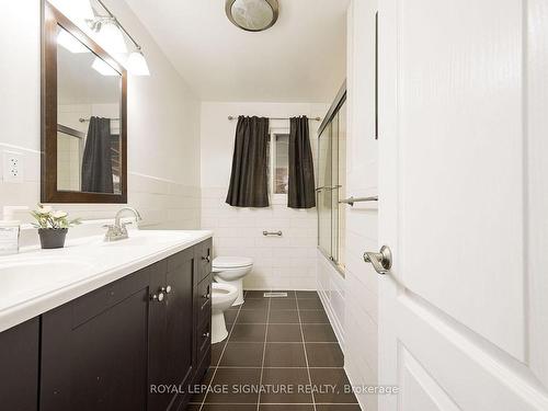 570 Louis Dr, Mississauga, ON - Indoor Photo Showing Bathroom