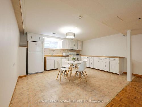 570 Louis Dr, Mississauga, ON - Indoor Photo Showing Kitchen