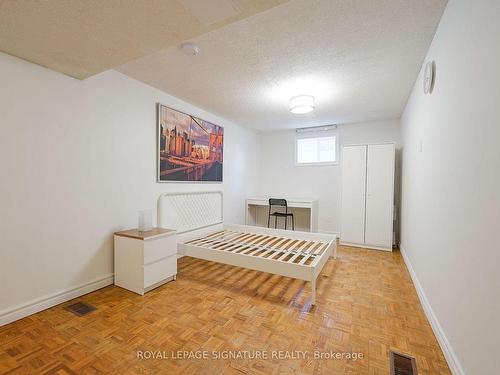 570 Louis Dr, Mississauga, ON - Indoor Photo Showing Other Room