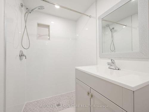 570 Louis Dr, Mississauga, ON - Indoor Photo Showing Bathroom