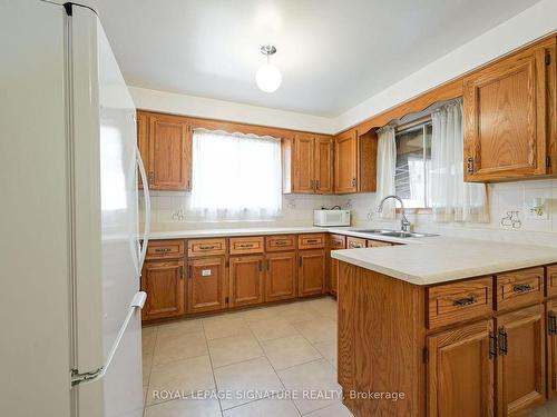 570 Louis Dr, Mississauga, ON - Indoor Photo Showing Kitchen With Double Sink