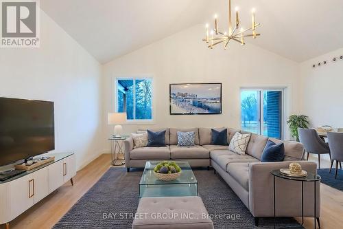 16 - 242 Mount Pleasant Street, Brantford, ON - Indoor Photo Showing Living Room