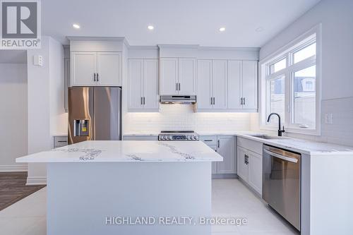 22 - 270 Melody Common, Oakville, ON - Indoor Photo Showing Kitchen With Upgraded Kitchen