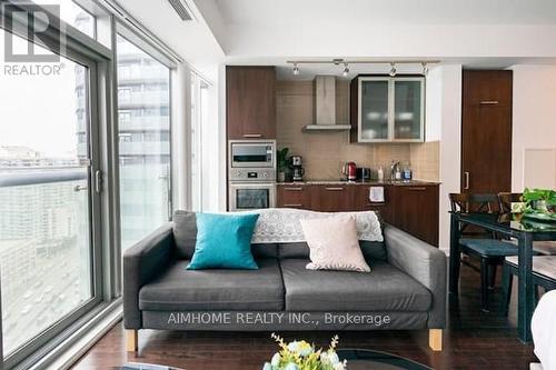 2004 - 14 York Street, Toronto, ON - Indoor Photo Showing Living Room