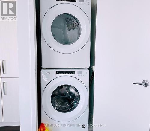 2004 - 14 York Street, Toronto, ON - Indoor Photo Showing Laundry Room