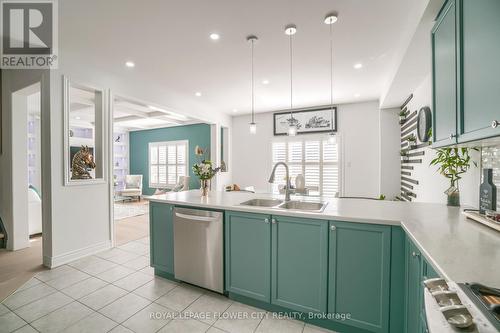 318 Wallace Street, Shelburne, ON - Indoor Photo Showing Kitchen With Double Sink With Upgraded Kitchen