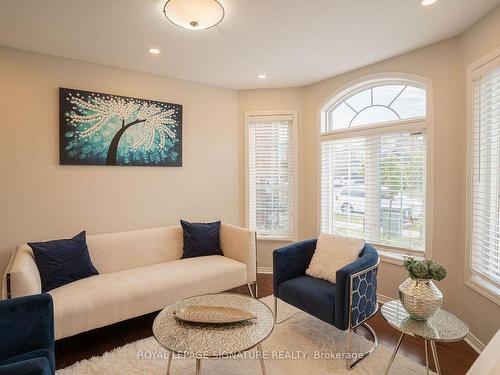 4794 Thomas Alton Blvd E, Burlington, ON - Indoor Photo Showing Living Room