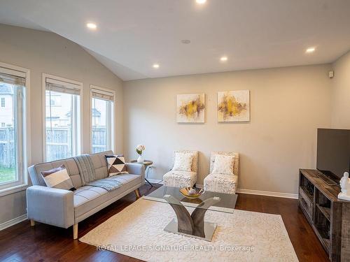 4794 Thomas Alton Blvd E, Burlington, ON - Indoor Photo Showing Living Room