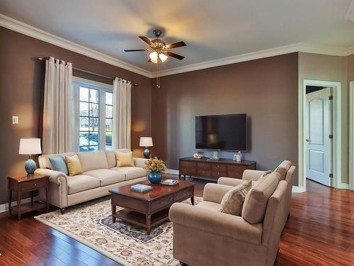 Living room - 556 Rue Bernard, Marieville, QC - Indoor Photo Showing Living Room