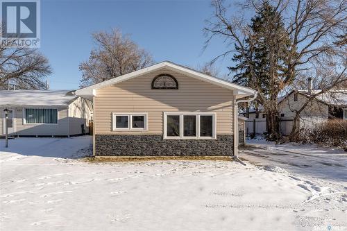 1317 Connaught Avenue, Moose Jaw, SK - Outdoor