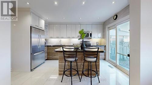 32 Mountfield Crescent, Vaughan, ON - Indoor Photo Showing Kitchen