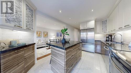 32 Mountfield Crescent, Vaughan, ON - Indoor Photo Showing Kitchen With Upgraded Kitchen