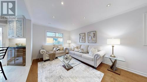 32 Mountfield Crescent, Vaughan, ON - Indoor Photo Showing Living Room