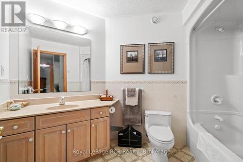 705 21St A Avenue, Hanover, ON - Indoor Photo Showing Bathroom