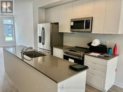 18 Akil Thomas Gardens, Toronto, ON - Indoor Photo Showing Kitchen