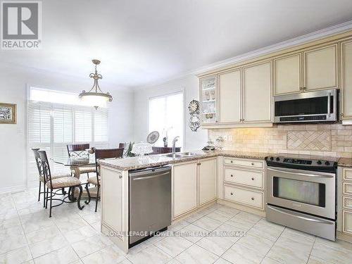 2 Bainsville Circle, Brampton, ON - Indoor Photo Showing Kitchen