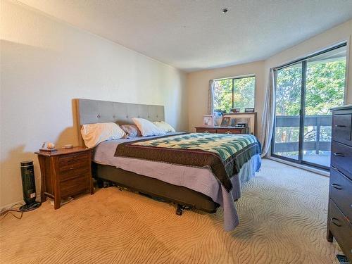 309-1560 Hillside Ave, Victoria, BC - Indoor Photo Showing Bedroom