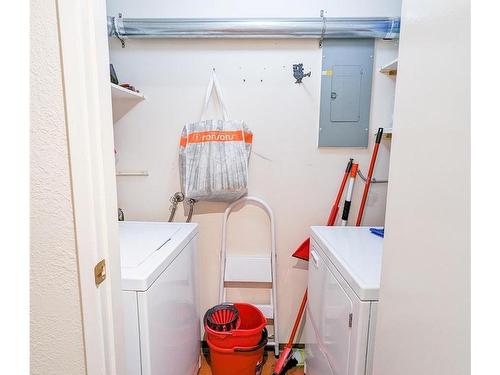 309-1560 Hillside Ave, Victoria, BC - Indoor Photo Showing Laundry Room