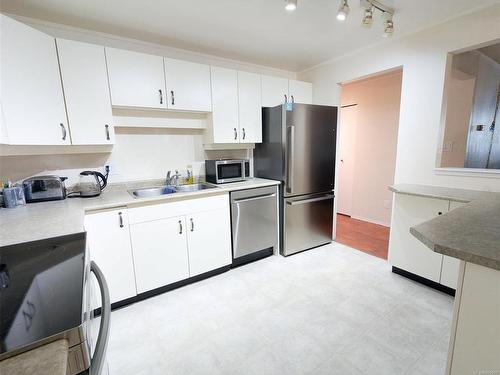 309-1560 Hillside Ave, Victoria, BC - Indoor Photo Showing Kitchen With Double Sink