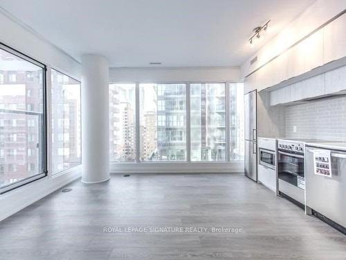 2705-181 Dundas St E, Toronto, ON - Indoor Photo Showing Kitchen