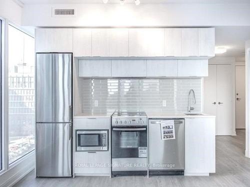 2705-181 Dundas St E, Toronto, ON - Indoor Photo Showing Kitchen With Upgraded Kitchen