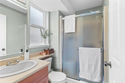 485 Hollyburn Drive, Kamloops, BC - Indoor Photo Showing Bathroom