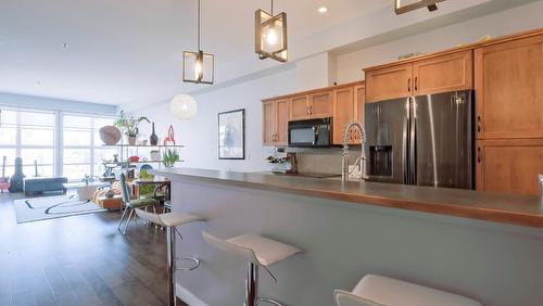 215-1331 Ellis Street, Kelowna, BC - Indoor Photo Showing Kitchen