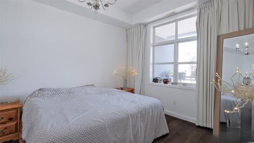 215-1331 Ellis Street, Kelowna, BC - Indoor Photo Showing Bedroom