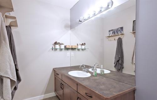 215-1331 Ellis Street, Kelowna, BC - Indoor Photo Showing Bathroom