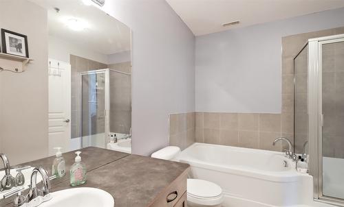 215-1331 Ellis Street, Kelowna, BC - Indoor Photo Showing Bathroom