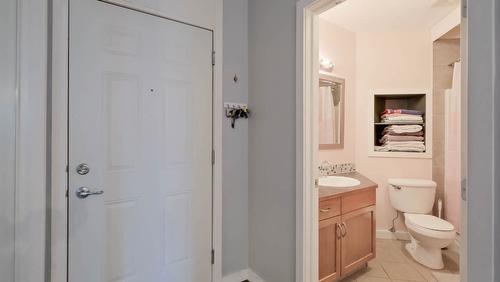 215-1331 Ellis Street, Kelowna, BC - Indoor Photo Showing Bathroom