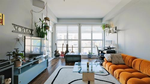 215-1331 Ellis Street, Kelowna, BC - Indoor Photo Showing Living Room