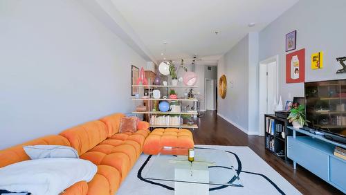 215-1331 Ellis Street, Kelowna, BC - Indoor Photo Showing Living Room