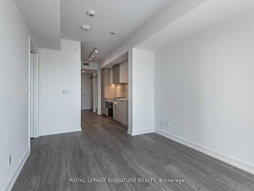 822-19 Western Battery Rd, Toronto, ON - Indoor