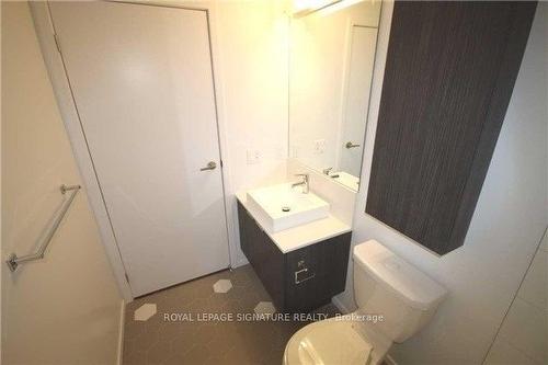 1009-68 Shuter St, Toronto, ON - Indoor Photo Showing Bathroom