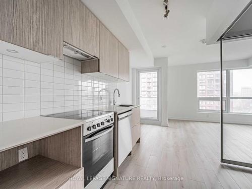 1412-395 Bloor St E, Toronto, ON - Indoor Photo Showing Kitchen With Upgraded Kitchen