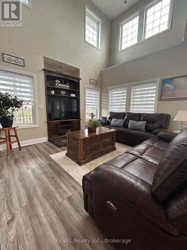 5256 Beach Road, Port Colborne (874 - Sherkston), ON - Indoor Photo Showing Living Room