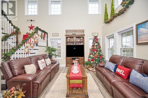 5256 Beach Road, Port Colborne (874 - Sherkston), ON - Indoor Photo Showing Living Room