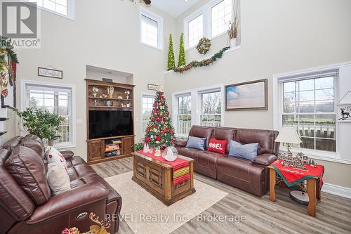 5256 Beach Road, Port Colborne (874 - Sherkston), ON - Indoor Photo Showing Living Room