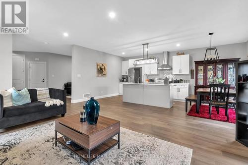 3817 Ayrshire Avenue, London, ON - Indoor Photo Showing Living Room