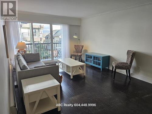 2Fl 2125 W 2Nd Avenue, Vancouver, BC - Indoor Photo Showing Living Room