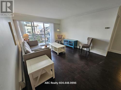 2Fl 2125 W 2Nd Avenue, Vancouver, BC - Indoor Photo Showing Living Room