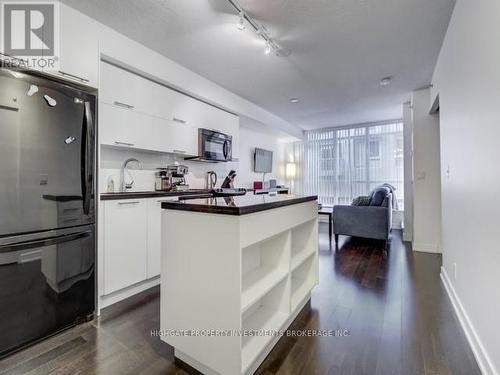 212 - 21 Nelson Street, Toronto, ON - Indoor Photo Showing Kitchen