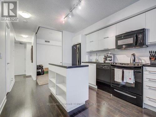 212 - 21 Nelson Street, Toronto, ON - Indoor Photo Showing Kitchen With Upgraded Kitchen